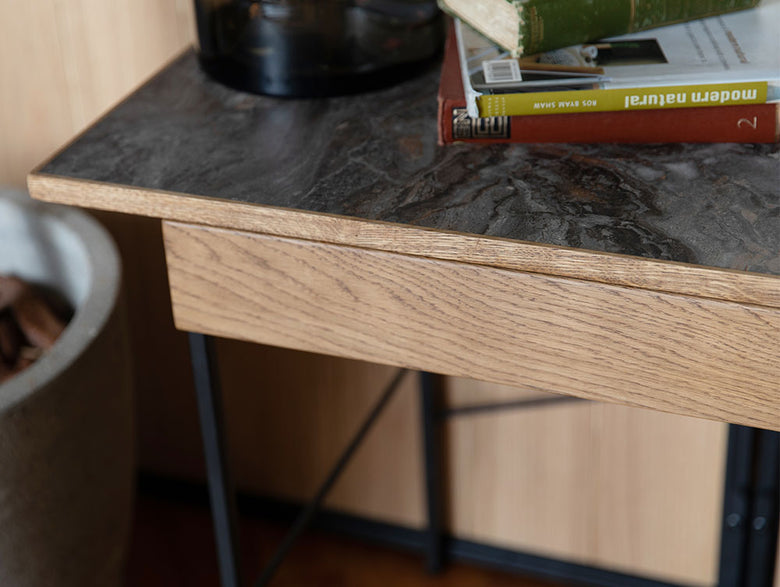 アデペシュPOLデスク。スチールフレームとオーク無垢材の天板を使用した木製のデスク