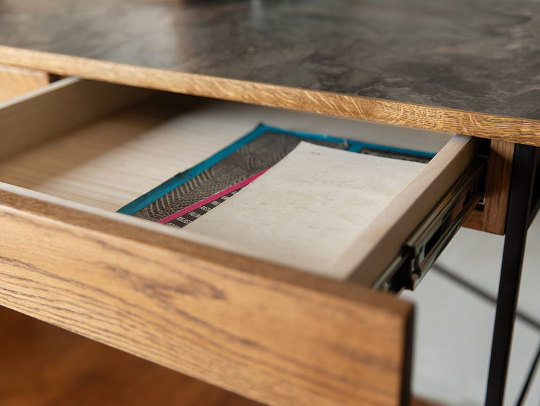 オーク無垢材の天板とスチールフレームを使用した、アデペシュPOLデスクの写真