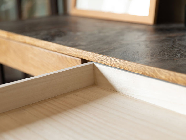 オーク無垢材の天板とスチールフレームを使用したアデペシュPOLデスク。引き出し付きキャビネットを備えた木製家具