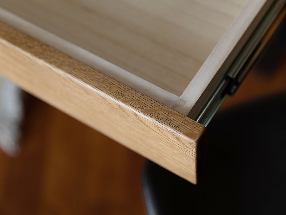 アデペシュ製POLデスク。オーク無垢材とスチールフレームを使用した木製のモダンな書きデスク。オフィスや書斎に最適なデザイン