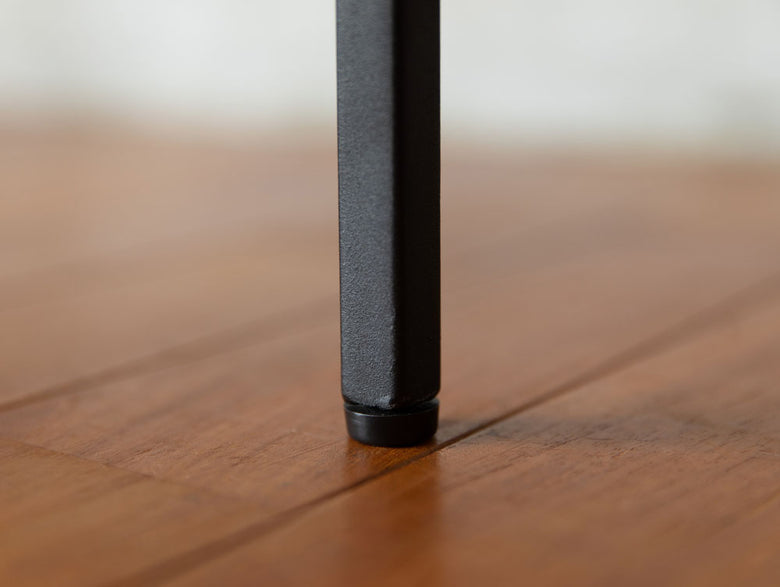 スチール塗装フレームとオーク無垢材天板を持つPOLポルデスクにオフィス用品が配置されている様子