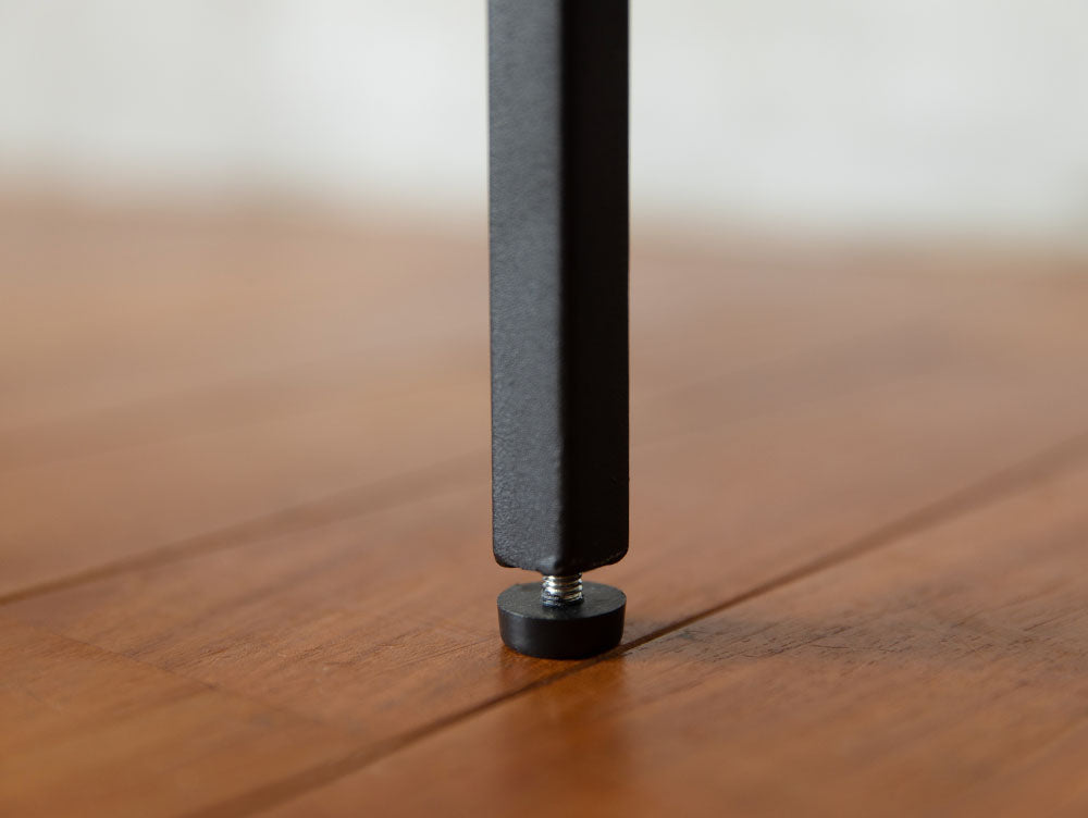 オーク無垢材の天板とスチールフレームを使用したアデペシュPOLポルデスク、オフィス用品が配置されたオフィス用デスクの写真