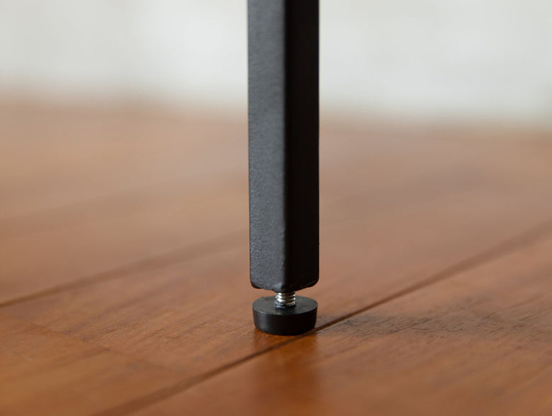 オーク無垢材の天板とスチールフレームを使用したアデペシュPOLポルデスク、オフィス用品が配置されたオフィス用デスクの写真