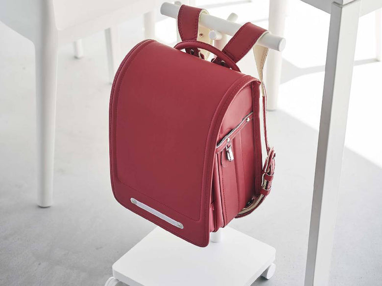 スチール製のスマートランドセル収納ワゴンがキャスター付きでバックパックと共に展示されている様子