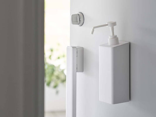 バスルームの洗面台にマグネットで固定されたタワーのマグネットアルコール除菌スプレーボトル