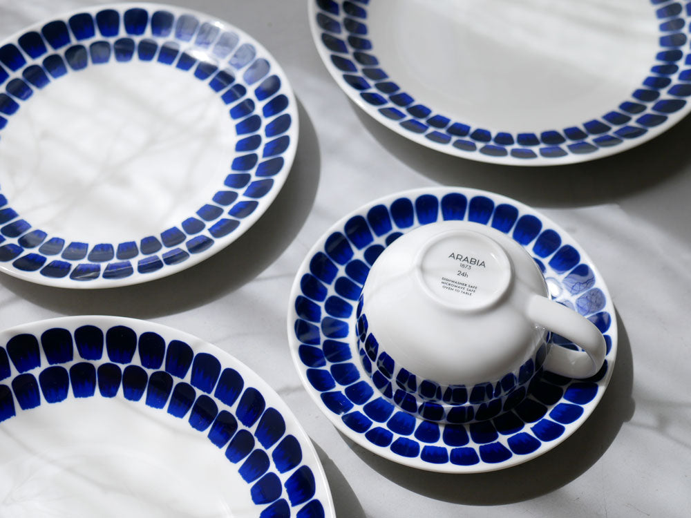 アラビア24hトゥオキオシリーズの青と白の磁器ディーププレート