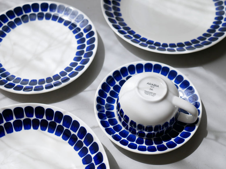 アラビア24hトゥオキオシリーズの青と白の磁器ディーププレート