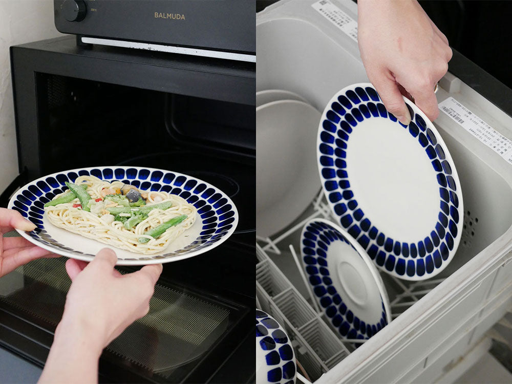 アラビア24hトゥオキオ製の磁器プレートとディーププレートがキッチンの食器ラックに整然と並べられている様子