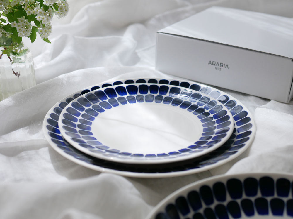 【Arabia/アラビア】24h トゥオキオシリーズの青と白の磁器製プレートとディーププレートのセット