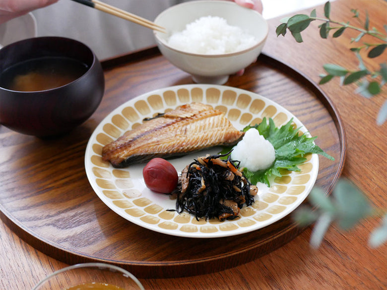 アラビア24hトゥオキオの磁器プレートとディーププレートに盛り付けられた野菜料理