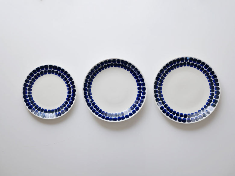 青と白の磁器製プレートとディーププレートがセットになったアラビアのディナーウェア