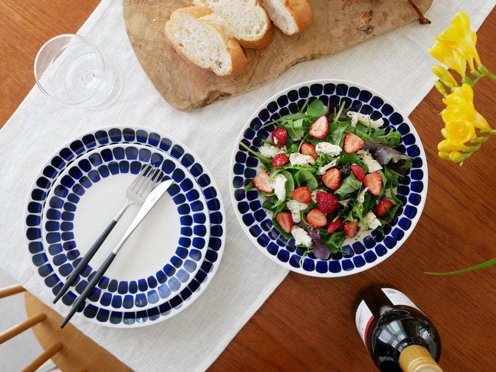 アラビア24hトゥオキオシリーズの青と白磁器製プレートおよびディーププレートが並んだ食器セット