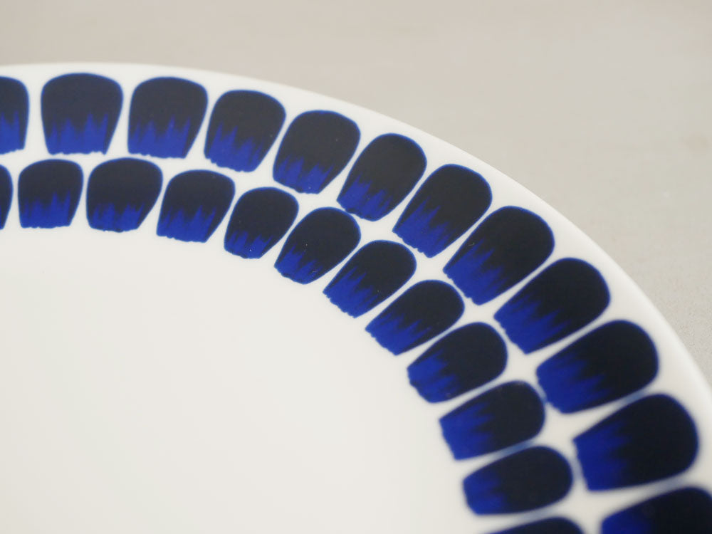 アラビア24hトゥオキオシリーズの磁器製プレートセット。20cmと26cmのプレートおよび24cmのディーププレートが美しく並べられている食器の画像