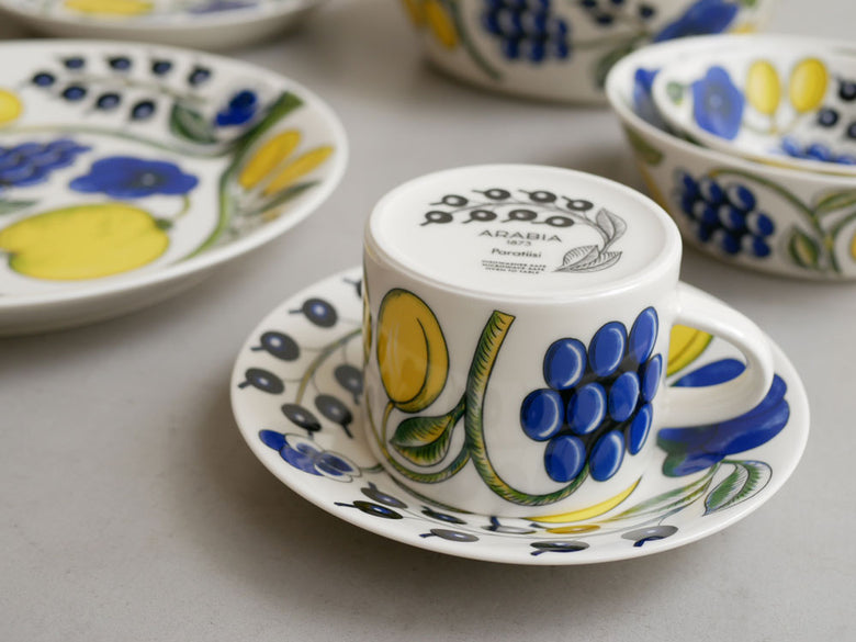 Arabiaアラビア製パラティッシ ティーカップ＆ソーサーのカラー磁器セット。カラフルなデザインのティーカップとソーサーが並んでいる食器