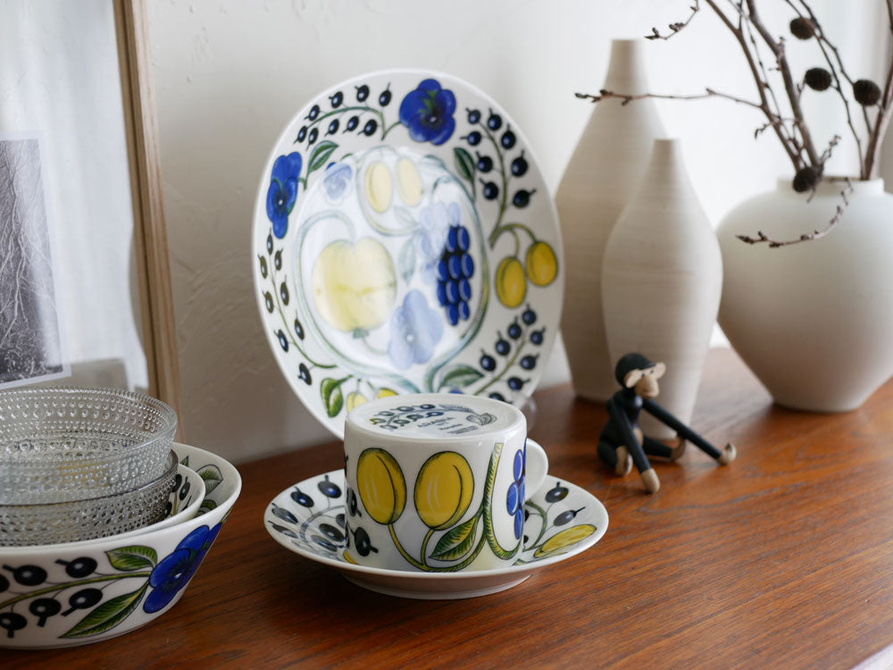 アラビアの磁器製パラティッシティーカップとソーサーのカラフルなセット