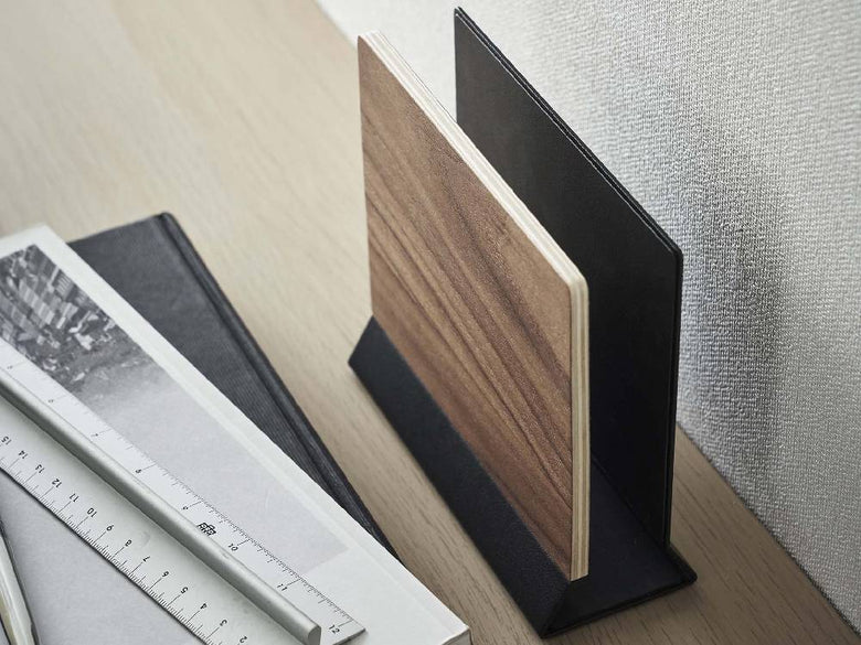 天然木積層合板とスチール製の【RIN/リン】スリムノートパソコンスタンドがオフィスデスク上に置かれている様子