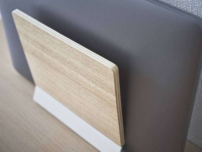 天然木とスチールで作られたスリムなノートパソコンスタンドにノートパソコンが置かれている様子