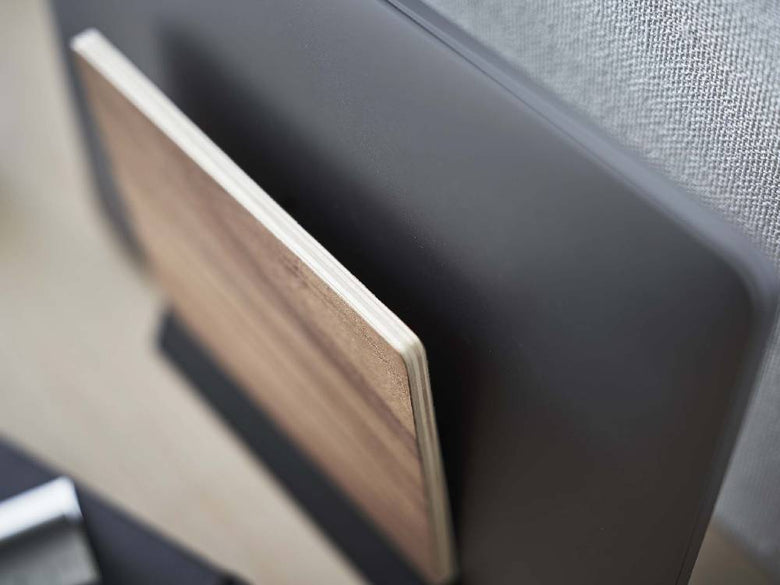 天然木と銀色スチールで作られたスリムなノートパソコンスタンド