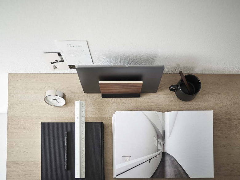 天然木とスチール製の【RIN/リン】スリムノートパソコンスタンドがオフィスデスクに設置されている様子