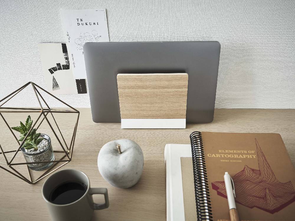 天然木とスチールで作られたスリムなノートパソコンスタンドにノートパソコンを置いたオフィスデスク