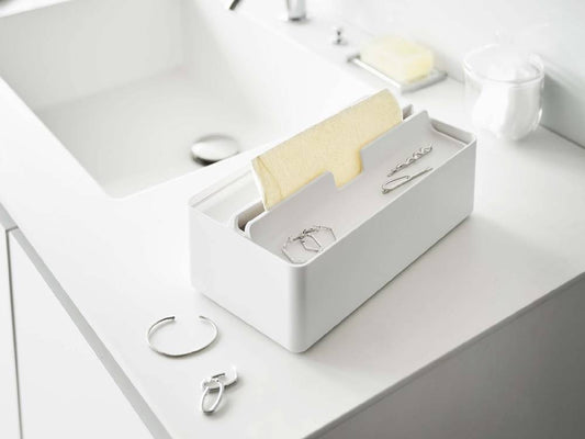 銀色のトレー蓋付きペーパータオルケースで、家庭用にシンプルにデザインされた収納用品