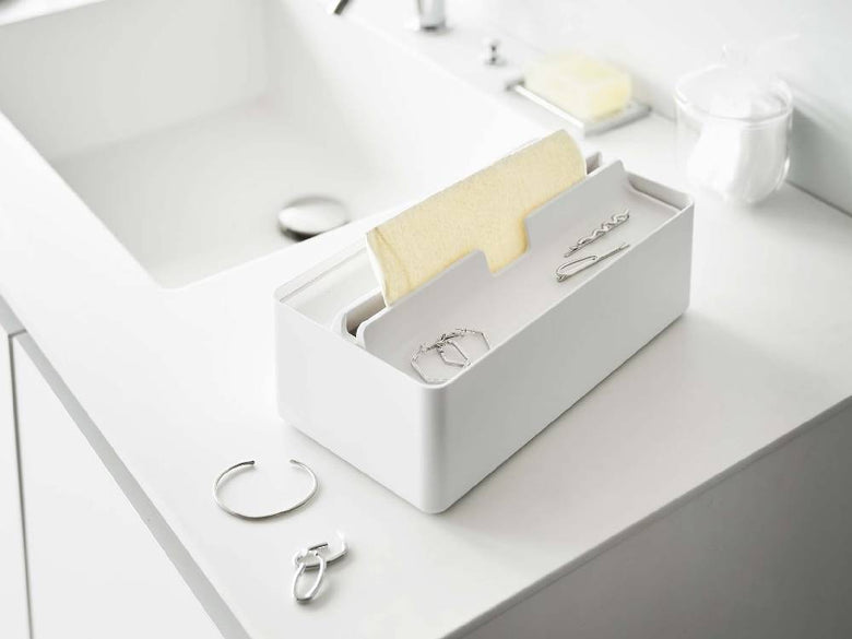 銀色のトレー蓋付きペーパータオルケースで、家庭用にシンプルにデザインされた収納用品