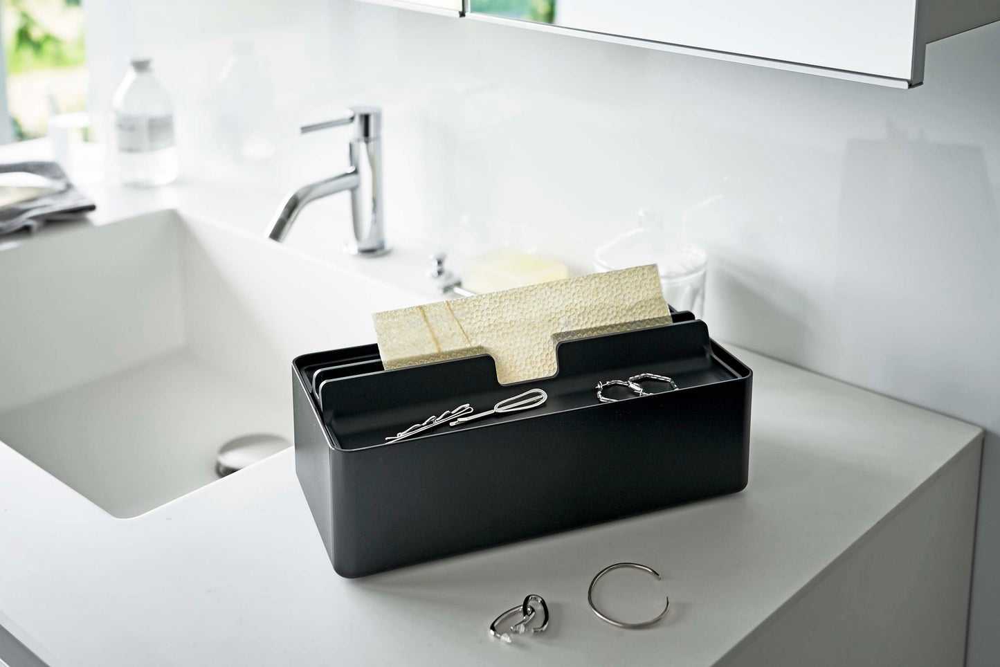 銀色とニッケル色のABS樹脂製トレー蓋付きペーパータオルケース「tower/タワー」