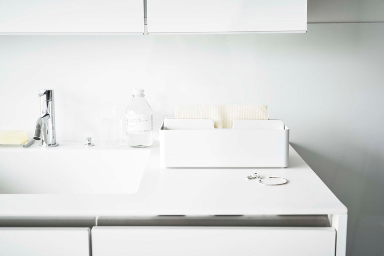 ABS製のタワー型トレー蓋付きペーパータオルケースがキッチンカウンタートップに設置されている様子