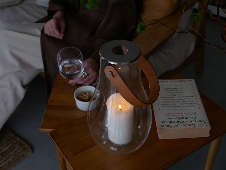 HOLMEGAARD/ホルムガード「DESIGN WITH LIGHT」ランタンの無鉛ガラスシリンダーにキャンドルの炎が灯された姿