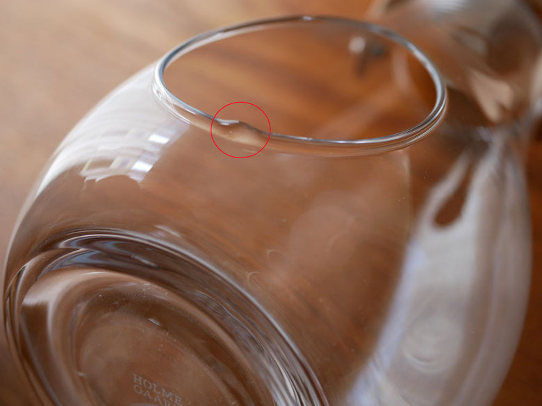 ホルムガード DESIGN WITH LIGHT ランタンの透明な無鉛ガラス製グラス。皮革とステンレス鋼を組み合わせたスタイリッシュなデザインで、ポーランド製。