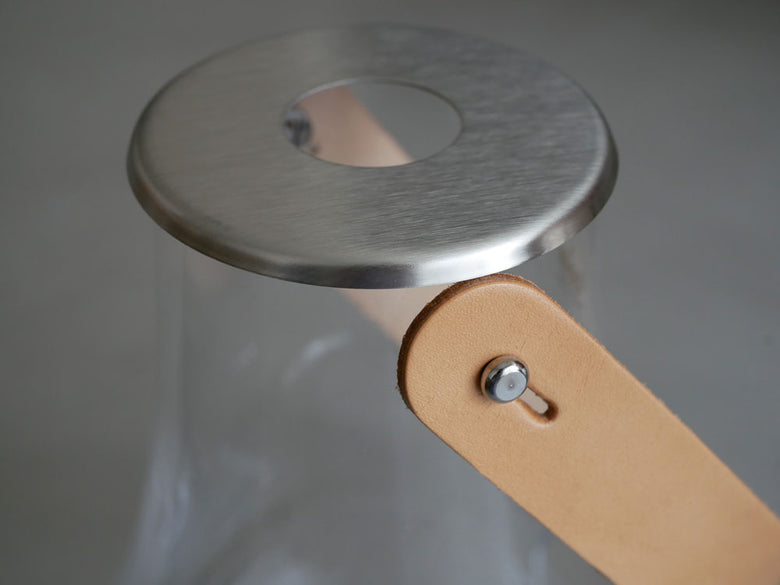 HOLMEGAARD（ホルムガード）のDESIGN WITH LIGHTランタン。無鉛吹きガラス、皮革、ステンレス鋼を使用したポーランド製のスタイリッシュな照明器具。