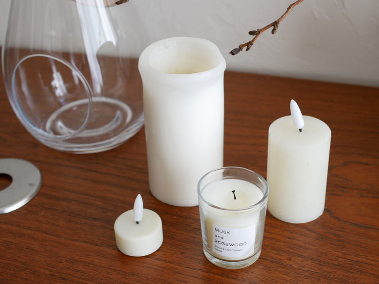 ホルムガード DESIGN WITH LIGHT ランタンにキャンドルとキャンドルホルダーがセットされた静物写真