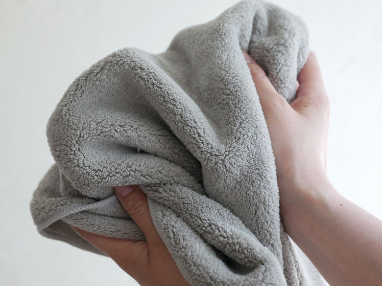 【CB JAPAN/シービージャパン】カラリデイ バスタオル2枚組とフェイスタオル3枚組のセット。ポリエステルとナイロン素材で揃えられたテキスタイル製品の画像