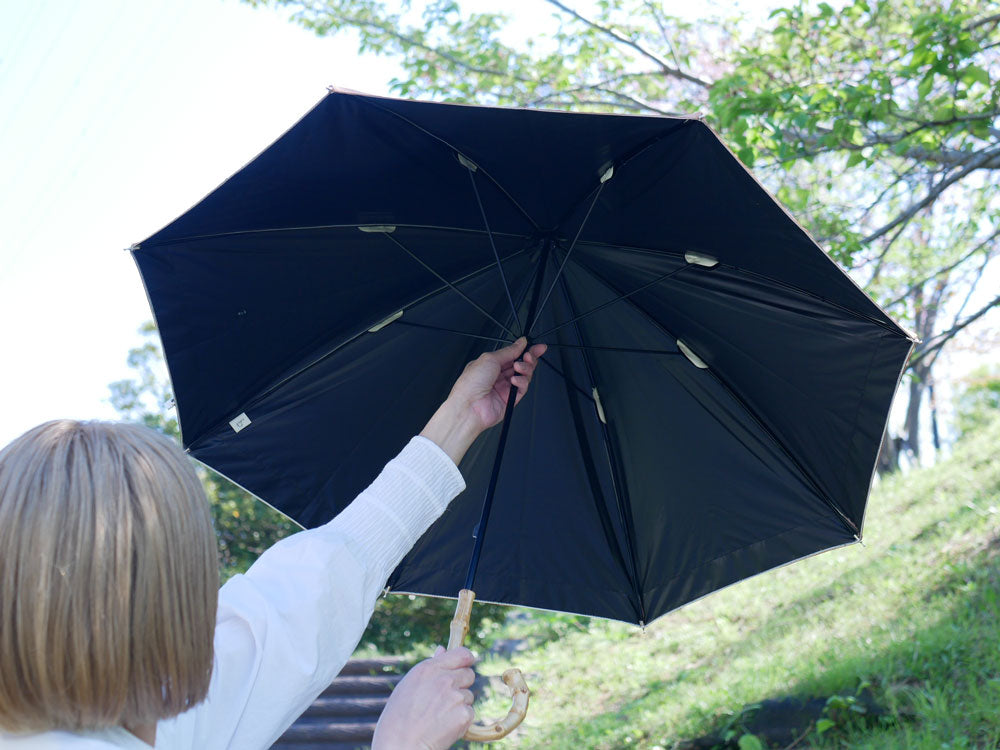 because/ビコーズのPUグログラン長傘。防水加工と紫外線カット機能を備えた晴雨兼用の折りたたみ傘。バンブーハンドル付き。