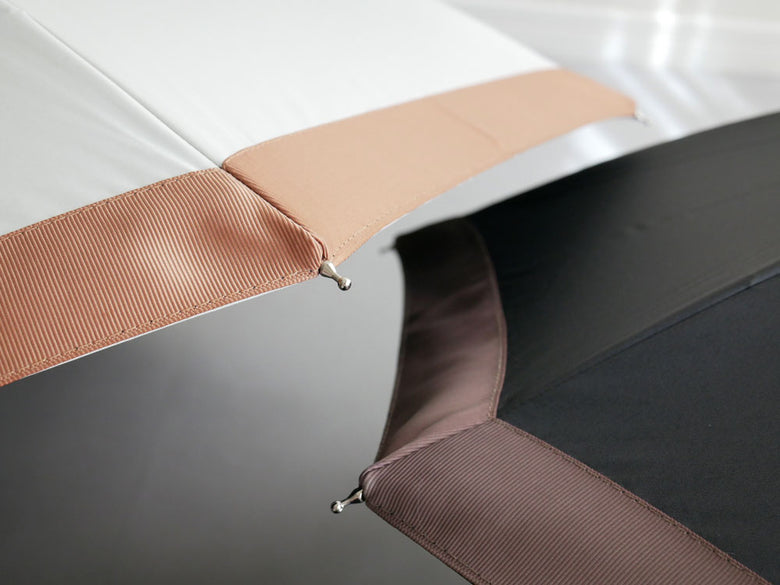 ビコーズ製PUグログラン長傘と折りたたみ傘の画像。バンブーハンドルと防水加工が施された晴雨兼用の高品質な傘です。