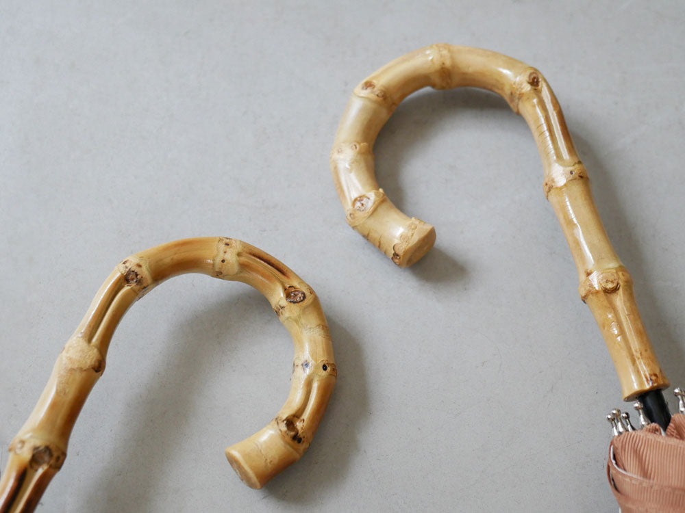 バンブー製ハンドルと真鍮パイプを使用したPUグログラン長傘を持つ子供