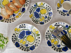 Arabiaアラビアのパラティッシシリーズ磁器製プレートセット。26cmと21cmの丸型プレートおよび25cmと36cmのオーバルプレートが美しく並んでいる