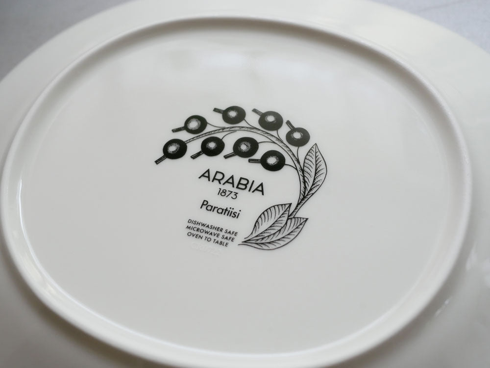 アラビアパラティッシの磁器製丸型プレートとオーバルプレートが美しく並べられたディッシュウェアセット