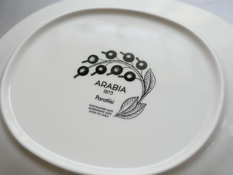 アラビアパラティッシの磁器製丸型プレートとオーバルプレートが美しく並べられたディッシュウェアセット