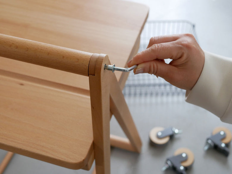 オフィス用品を収納できる天然木とスチール製のマッシュリヴ リヴ テーブルワゴン