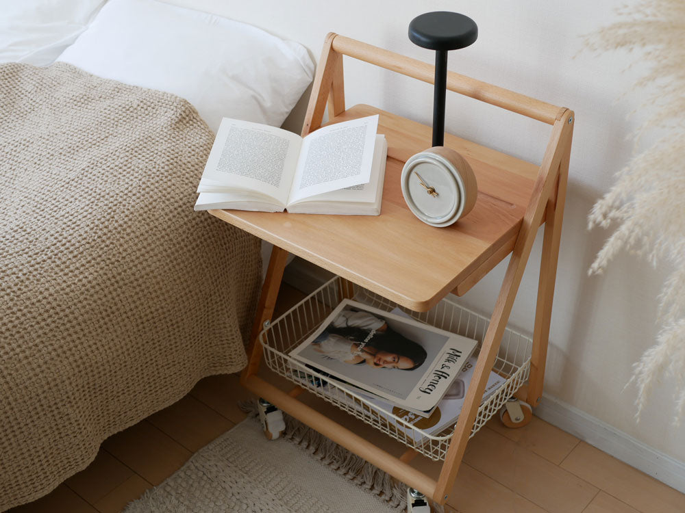 マッシュのリヴ テーブルワゴン、天然ビーチ材の天板とフレーム、スチール製カゴを組み合わせたデザイン家具