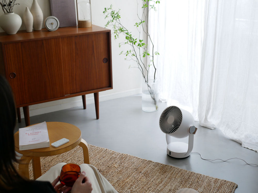 木製フローリングの居室に置かれたスタドラフォーム Leoサーキュレーターがインテリアデザインと調和している様子