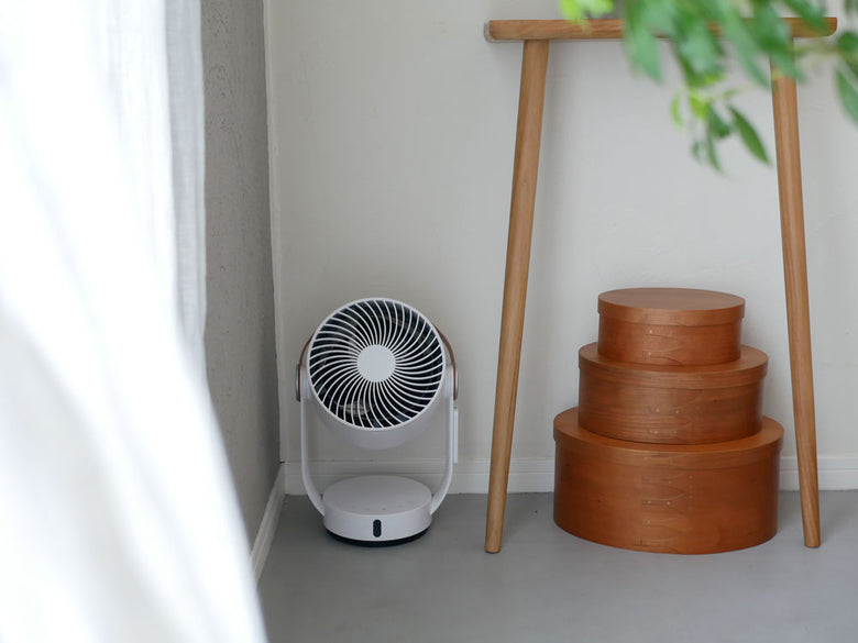 スタドラフォームLeoサーキュレーターとエアピューリファイヤー、観葉植物が置かれた家庭内の様子