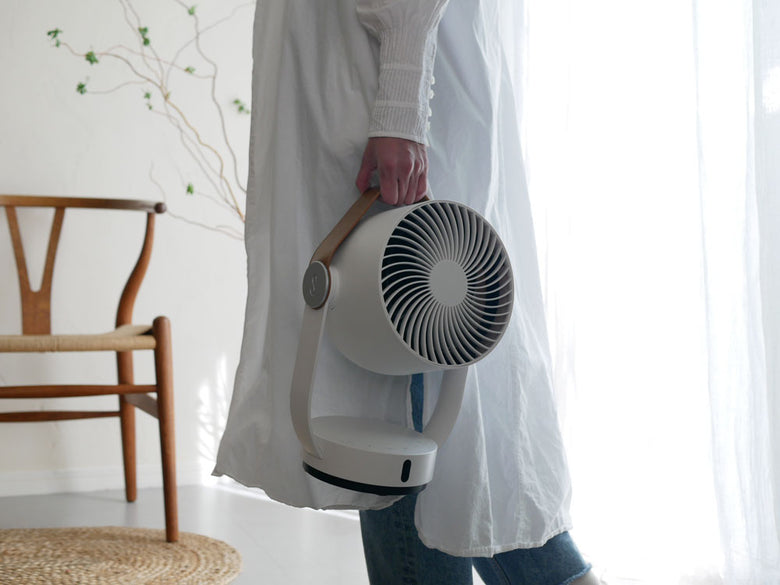 スタドラフォームのLeoサーキュレーター本体。ABS樹脂と合成皮革を使用したコンパクトなデザインの家庭用小型ファン