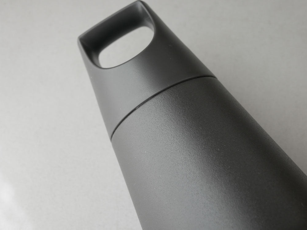 【KINTO/キントー】グレーとシルバーのステンレス製1080mlトレイルタンブラーと専用ストラップ