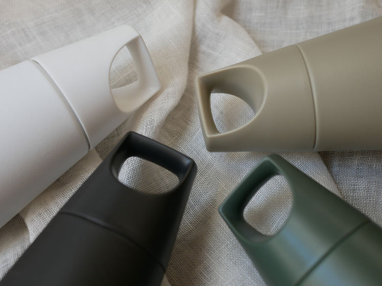 キントーのトレイルタンブラー580mlと専用ストラップのセット。ステンレス製で保温・保冷機能を備えた飲料ボトル。