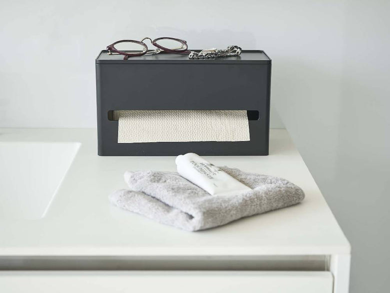 バスルームの棚に置かれた銀色の両面ティッシュケース