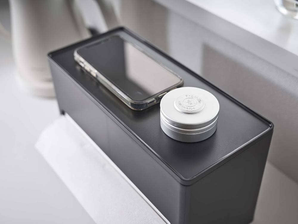 シルバー色の【smart/スマート】両面ティッシュケース。ABS樹脂とシリコーン素材で作られ、一般的なサイズのティッシュボックスとペーパータオルを収納可能です。