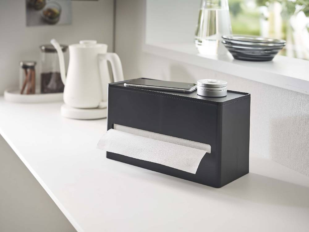 シルバー色の両面ティッシュケースにティッシュボックスとペーパータオルが整然と収納されている家庭用収納ホルダー