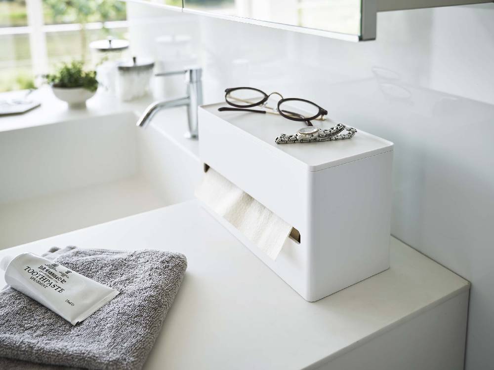 浴室のシンク上に置かれた【smart/スマート】両面ティッシュケースと銀色の蛇口、タオルが配置されたインテリア